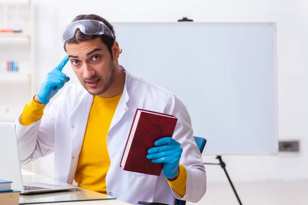 Молодий студент-хімік готується до іспиту — стокове фото