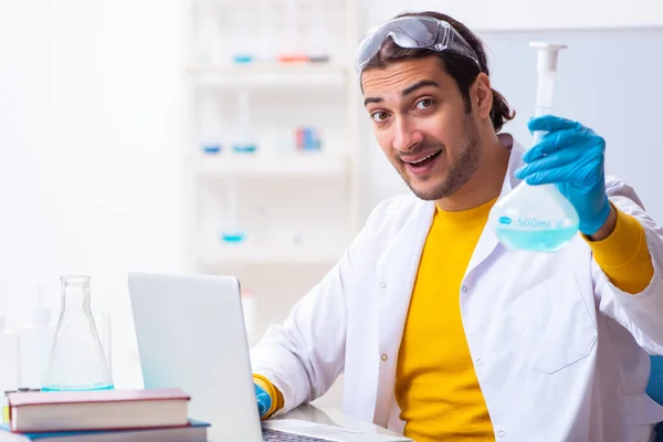 Jonge mannelijke scheikundige student bereidt zich voor op examen — Stockfoto