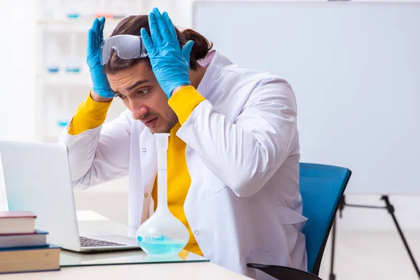 Junge Chemiestudentin bereitet sich auf Prüfung vor — Stockfoto