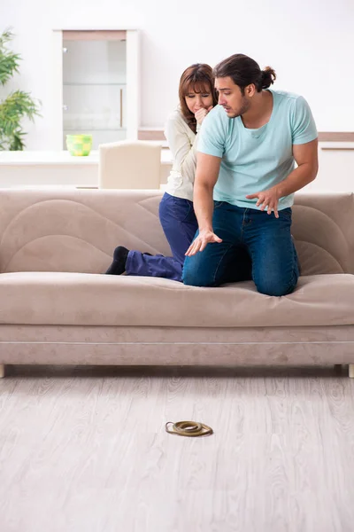 Pareja joven y serpiente en el piso — Foto de Stock