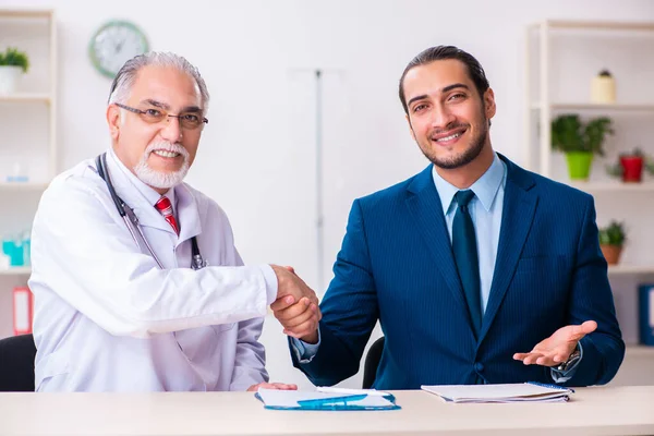 Erkek doktor ve iş adamı tıbbi projeyi tartışıyor