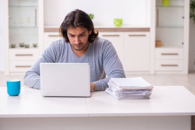 Evden çalışan genç bir işçi.