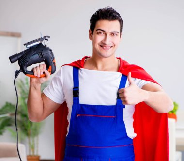 Tamir aletleri ile süper kahraman tamirci