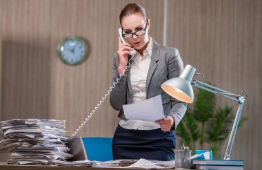 Ofiste çalışan iş kadını.