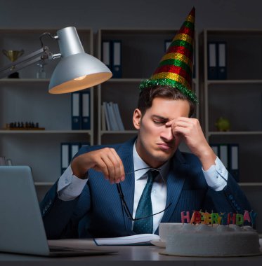 Adam ofiste doğum gününü kutluyor.