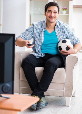 Evde televizyon izleyen bir adam.