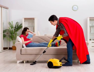 Süper kahraman koca karısına evde yardım ediyor.