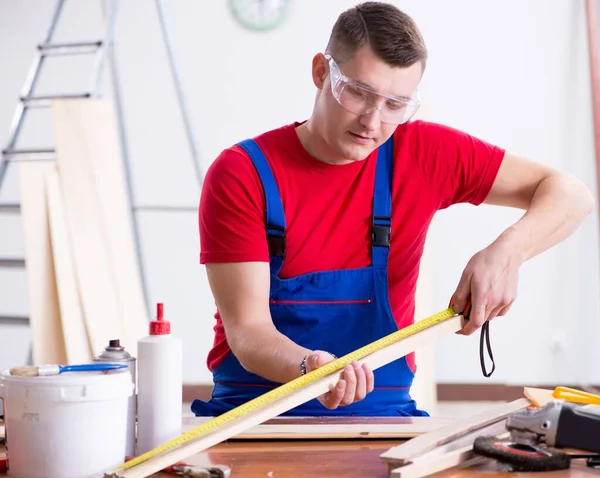 Lohnunternehmer arbeitet in der Werkstatt — Stockfoto