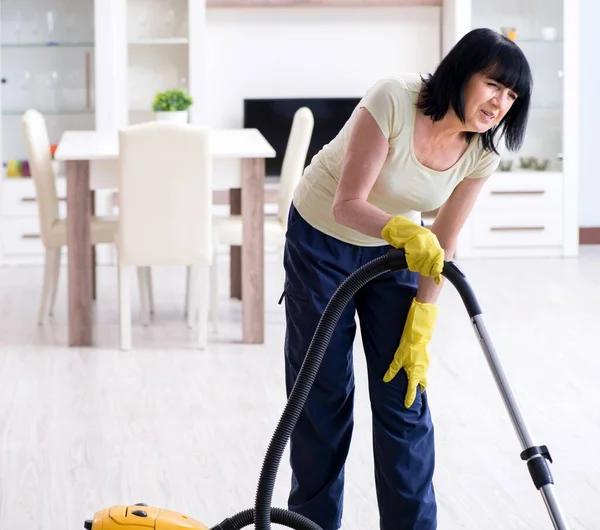 Senior anciana cansada después de la casa de limpieza al vacío — Foto de Stock