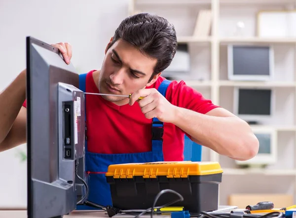 Профессиональный инженер по ремонту сломанного телевизора — стоковое фото