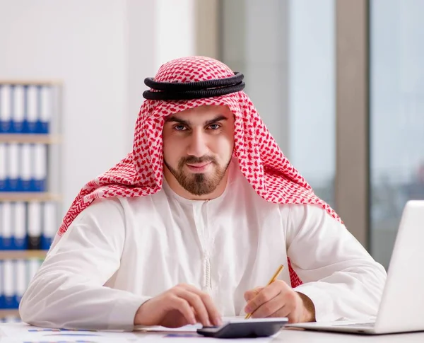 Arab businessman working on laptop computer — Stock Photo, Image