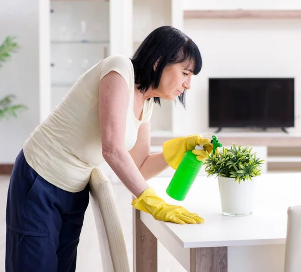 Vecchia donna matura stanca dopo le faccende domestiche — Foto Stock