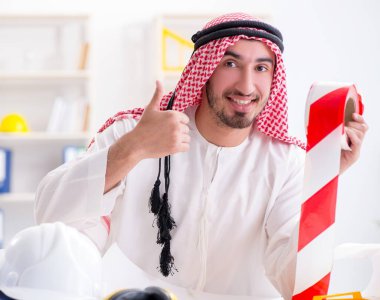 Arap mühendis yeni proje üzerinde çalışıyor