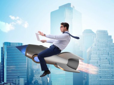 İş adamı iş konseptinde roketle uçuyor