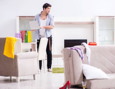 Ev partisinden sonra evde dağınık bir adam