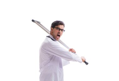 Genç doktor, beyaz sırtında tek başına yürüyor.