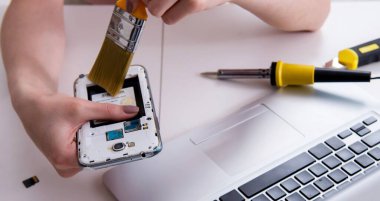 Atölyede cep telefonu tamiri