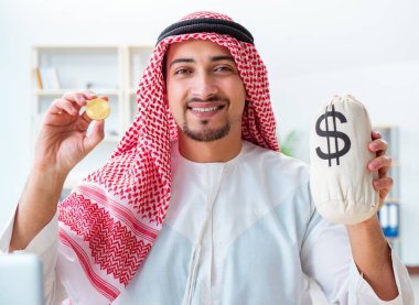 Kripto para madenciliğinde bitcoin kullanan Arap adam.
