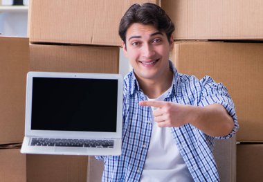 Genç adam yeni evine taşınıyor.