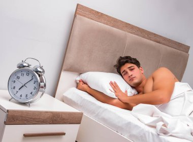 Adam sabahları uyanmakta zorlanıyor.