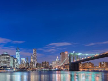 Manhattan ve Brooklyn köprüsünün gece manzarası