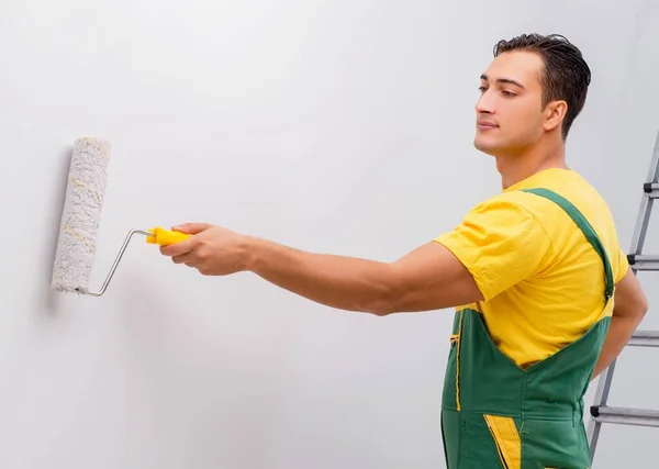 Mann bemalt die Wand im DIY-Konzept — Stockfoto