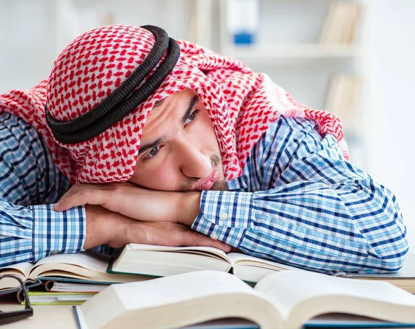 Arabische student bereidt zich voor op universitaire examens — Stockfoto