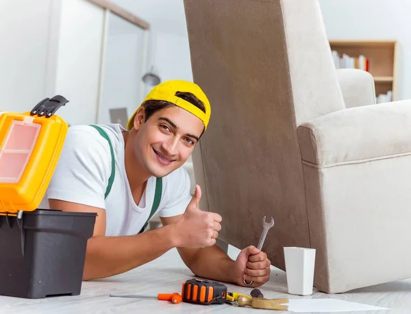 Рабочий ремонт мебели на дому — стоковое фото