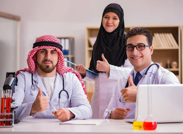 Diversiteitsconcept met artsen in het ziekenhuis — Stockfoto