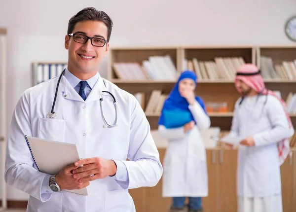 Diversiteitsconcept met artsen in het ziekenhuis — Stockfoto