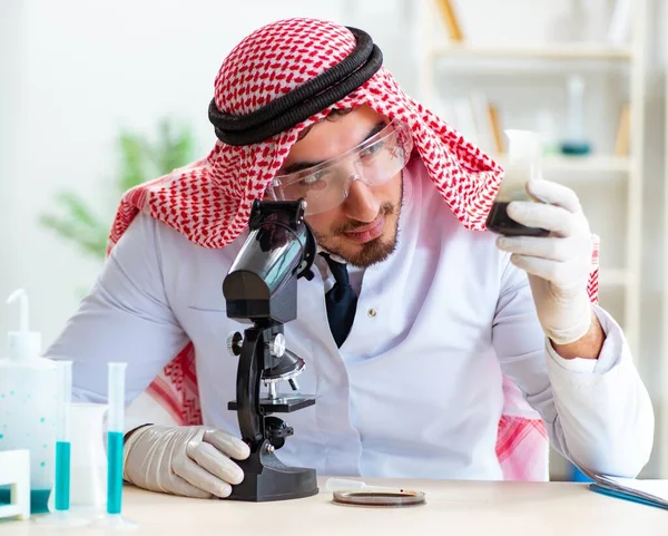 Arab vegyész a laborban. — Stock Fotó
