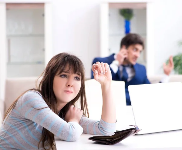 Bankrupt family with no cash at home — Stock Photo, Image