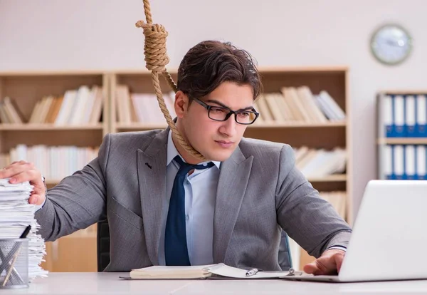 Un hombre de negocios en bancarrota considerando suicidarse ahorcado —  Fotos de Stock