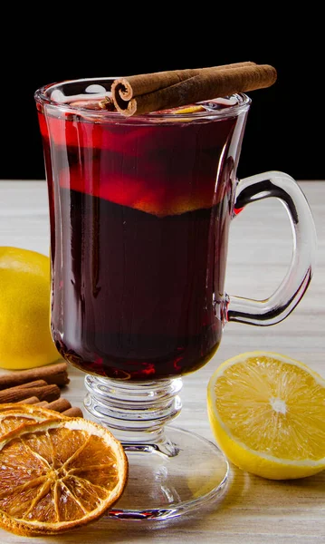 Mulled wine glintwine served in glasses for christmas table — Stock Photo, Image