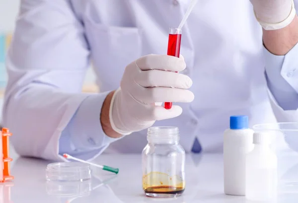 Blodtester i labbet med ung forskare — Stockfoto