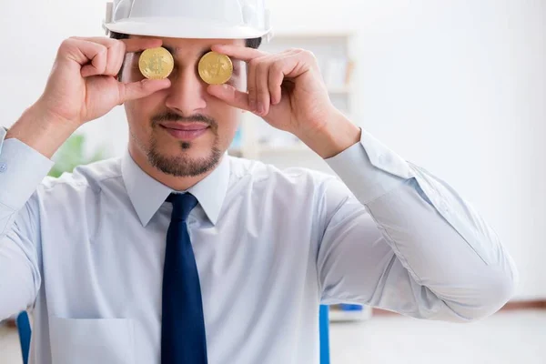 Homem no conceito de negócio de mineração bitcoin — Fotografia de Stock