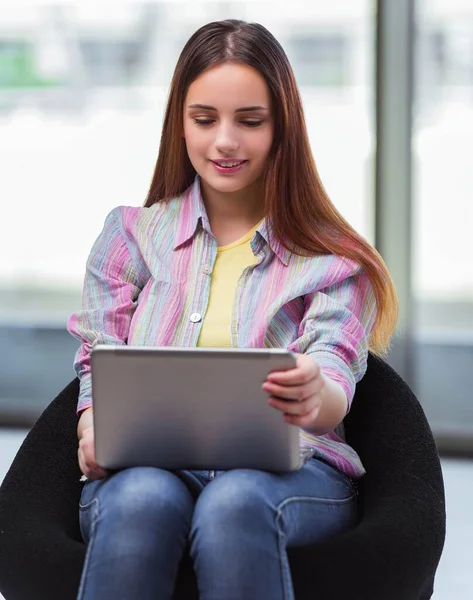 Jong meisje surfen internet op laptop — Stockfoto
