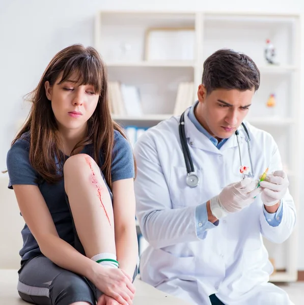 Paciente médico visitante após sofrer lesão esportiva — Fotografia de Stock