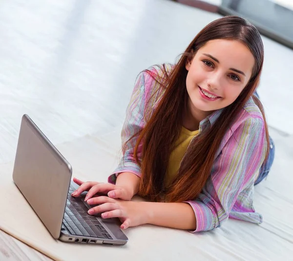 Młoda dziewczyna surfing internet na laptopie — Zdjęcie stockowe