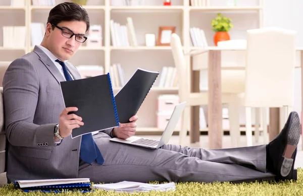 Geschäftsmann arbeitet zu Hause auf dem Fußboden — Stockfoto