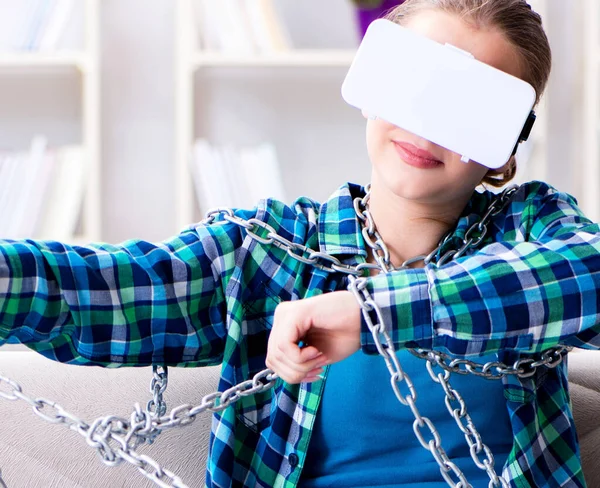 Estudiante encadenada con gafas virtuales sentada en el sofá — Foto de Stock