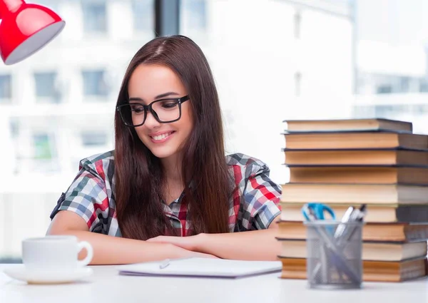 Jonge vrouw student voorbereiding voor college examens — Stockfoto