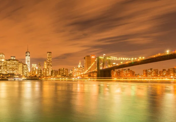 Нічний вид на Мангеттен і Бруклінський міст — стокове фото