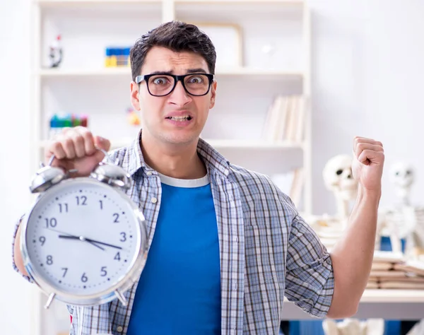 Estudante de medicina se preparando para exames — Fotografia de Stock