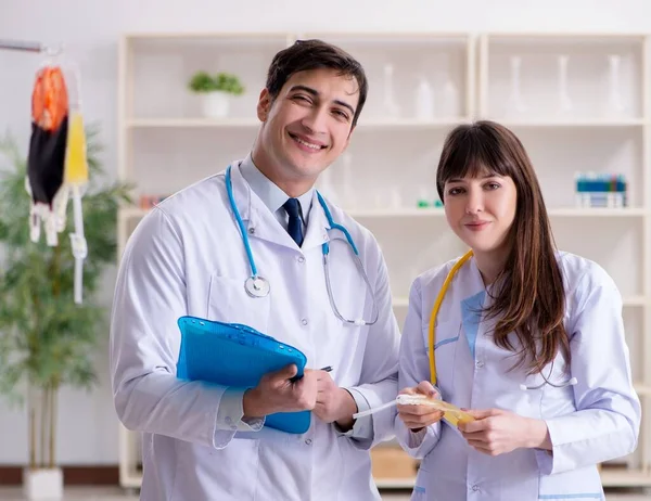 Dos doctores discutiendo plasma y transfusión de sangre — Foto de Stock