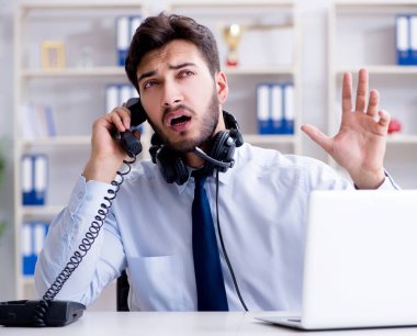 Ofiste çalışan çağrı merkezi çalışanı