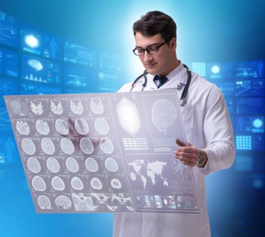 Röntgen görüntüsüne bakan doktorla teletıp konsepti