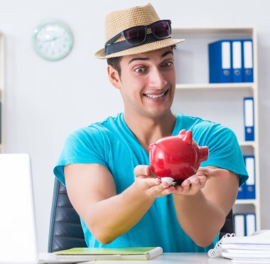 İş adamı ofiste tatile hazırlanıyor.