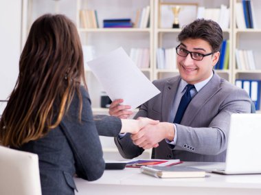 İş adamıyla iş kadını arasındaki iş görüşmesi