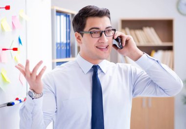 Ofiste çalışan bir işadamı.